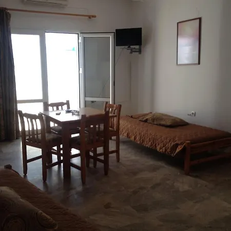 Apartment Spacious Apartment, Garden View Partial Seaview